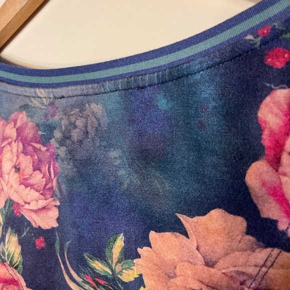 Floral V-Neck Top - Multicolor - Picture 3 of 12